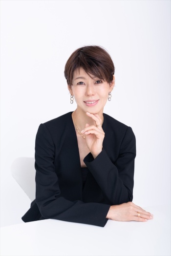 <span class="fontBold">河合薫(かわい・かおる)氏</span><br />1988年、千葉大学教育学部を卒業後、全日本空輸に入社。気象予報士としてテレビ朝日系「ニュースステーション」などに出演。2004年、東京大学大学院医学系研究科修士課程修了、2007年博士課程修了(Ph.D)。産業ストレスやポジティブ心理学など、健康生成論の視点から調査研究を進めている。働く人々のインタビューをフィールドワークとし、その数は700人を超える。長岡技術科学大学非常勤講師、東京大学講師、早稲田大学非常勤講師などを務める。医療・健康に関する様々な学会に所属。(写真:稲垣純也)