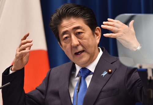 消費増税の延期を表明する安倍首相。撮影は2016年6月(写真:AFP/アフロ)