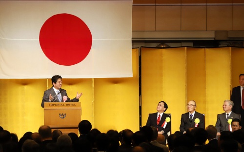 経済3団体新年祝賀パーティーでスピーチする安倍晋三首相(写真=つのだよしお/アフロ)