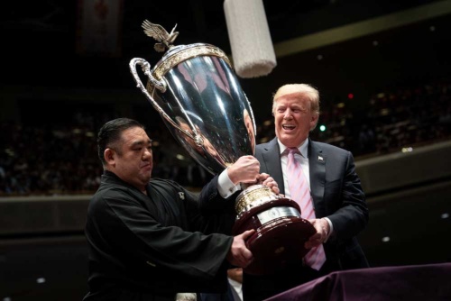 5月26日、大相撲夏場所千秋楽ではトランプ米大統領が「トランプ杯」を授与（写真：The New York Times/Redux/アフロ）