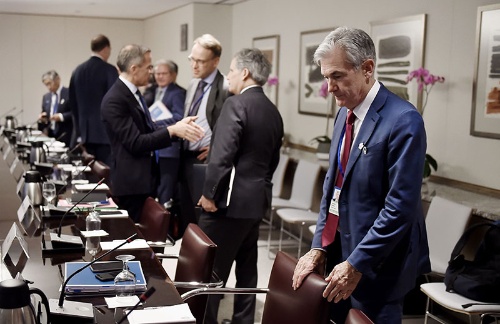 10月17日、米ワシントンで開かれた会議に参加した米連邦準備理事会（FRB）のパウエル議長ら中銀総裁（写真：AFP／アフロ）
