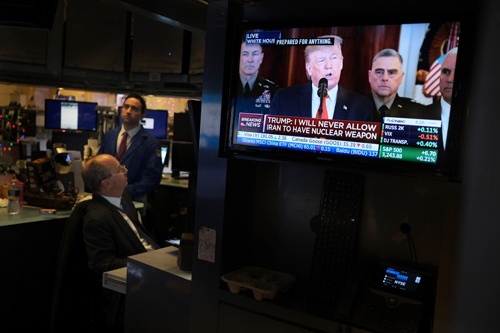イラクの米軍基地にミサイル攻撃があったことを受け演説するドナルド・トランプ米大統領(写真:AP/アフロ)