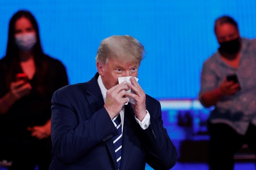 鼻をかむトランプ大統領(写真:ロイター/アフロ)