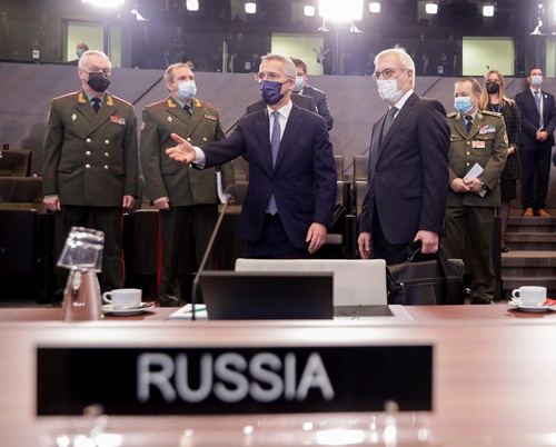 ウクライナ情勢を協議するNATO・ロシア理事会（写真：代表撮影／ロイター／アフロ）