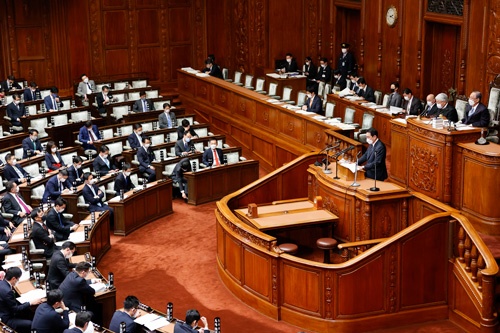 衆院本会議で発言する岸田文雄首相（写真：ZUMA Press／アフロ）