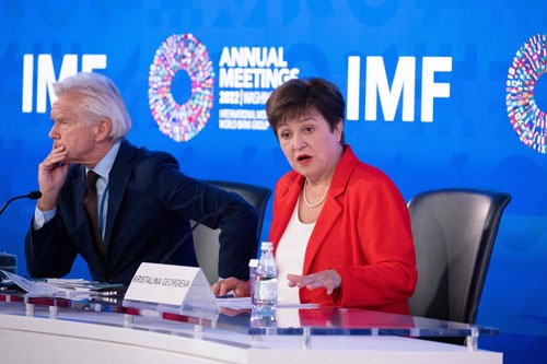 IMF年次総会で発言するゲオルギエバ専務理事（右）（写真：AFP/アフロ）