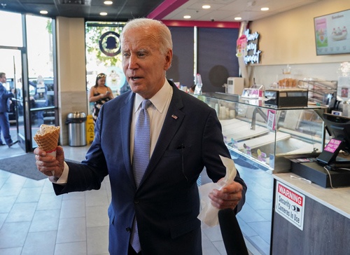 オレゴン州ポートランドのアイスクリーム店で「ドルの強さについては懸念していない」と語ったバイデン大統領（写真=ロイター）