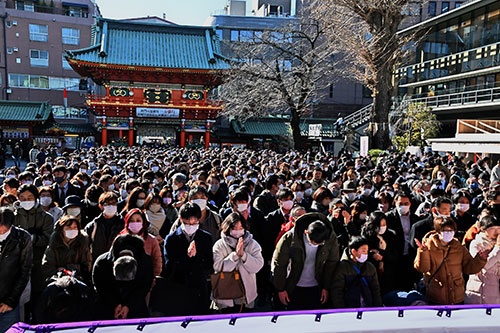 仕事始めの日、東京・神田明神には大勢のビジネスマンが訪れる（写真：アフロ）