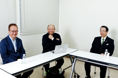 (左から)松田恵示さん、孫泰蔵さん、佐藤建さん