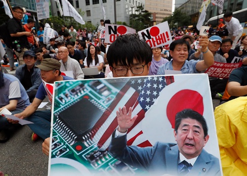 韓国では日本への反発が広がっている（写真：AP／アフロ）