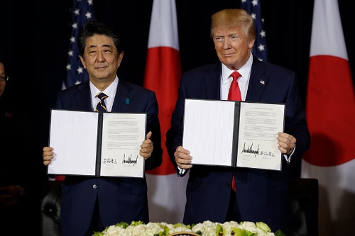 日米貿易交渉の合意内容は本当に双方にメリットがある「ウィン・ウィン」と言えるのだろうか(写真:AP/アフロ)