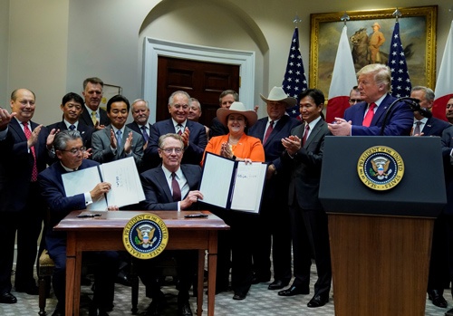 10月7日、日米貿易協定に正式署名した。前列左から杉山晋輔・駐米大使、ライトハイザー・米通商代表部（USTR）代表、トランプ米大統領（写真：ロイター／アフロ）
