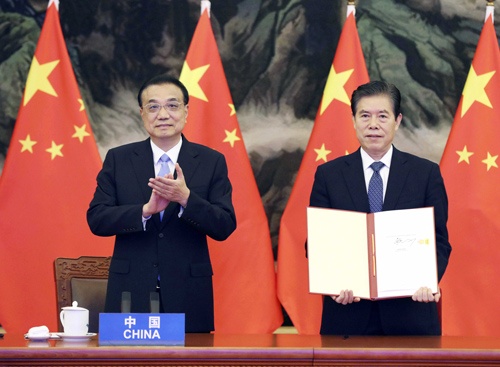 RCEPの調印式に出席する中国の李克強首相（左）（写真：新華社／アフロ）
