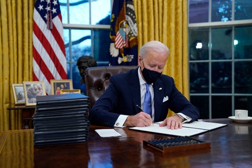 バイデン大統領は政権発足直後から複数の大統領令に署名し、トランプ前政権からの路線転換を印象づけている（写真：AP／アフロ）