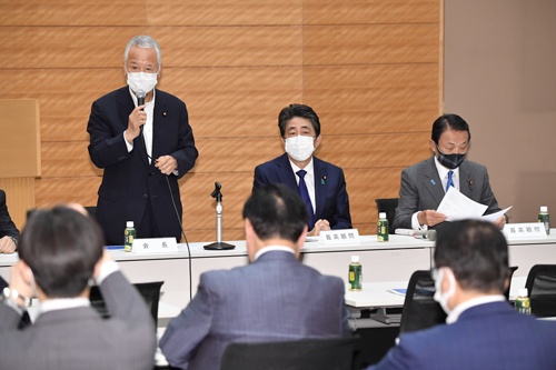 自民党有志の「半導体戦略推進議員連盟」の会合に出席した安倍前首相(中央)と麻生財務相(右)。甘利税調会長が会長に(写真:共同通信)