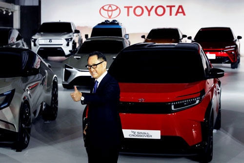 EV戦略の説明会で登壇したトヨタ自動車の豊田章男社長(写真:ロイター/アフロ)