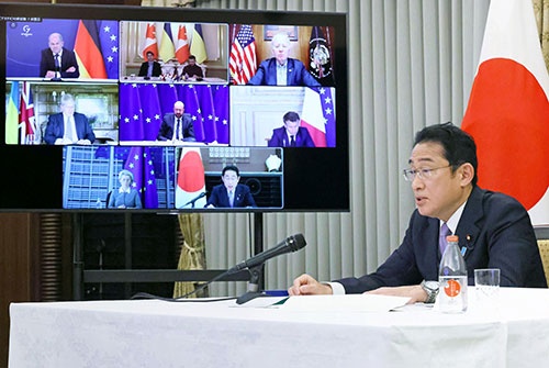 ウクライナのゼレンスキー大統領を招いたG7首脳のオンライン会合に臨む岸田首相(写真:共同通信)
