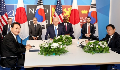 6月29日のNATO首脳会議における日米韓首脳の会談(写真=YONHAP NEWS/アフロ)