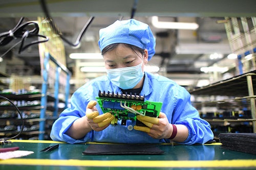 中国にある産業用ロボットの工場（写真：AFP/アフロ）