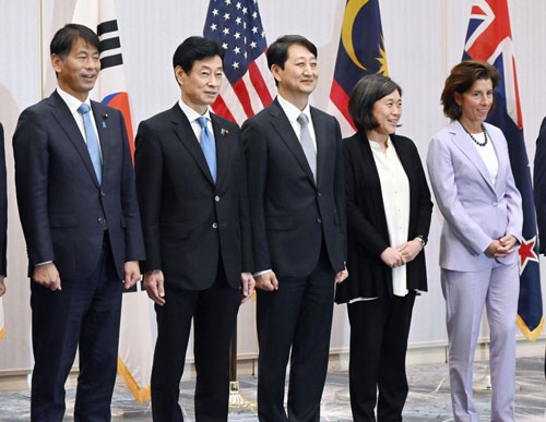 IPEFの閣僚級会合で集合写真に納まる各国の閣僚ら。左から２人目は西村経産相（写真：共同通信）