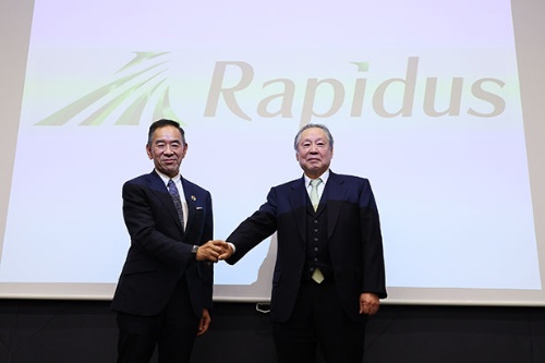 新会社「Rapidus（ラピダス）」の小池淳義代表取締役社長（左）と東哲郎取締役会長（右）（写真：日刊工業新聞／共同通信イメージズ）
