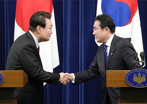 共同記者会見で韓国の尹錫悦大統領（左）と握手する岸田首相（写真：共同通信）