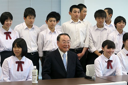 5月9日、上田さんが生まれ育った秋田県の地元の中学校の生徒たちに、仕事、社会への向き合い方を自身のエピソードを交えて伝えた
