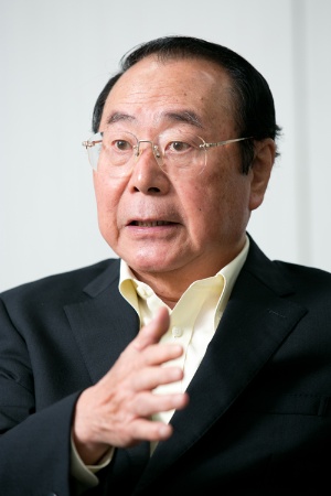 1946年秋田県生まれ。山形大学を卒業後、70年に伊藤忠商事に入社。畜産部長や関連会社プリマハム取締役を経て、99年に食料部門長補佐兼CVS事業部長に。2000年5月にファミリーマートに移り、2002年に代表取締役社長に就任。2013年に代表取締役会長となり、ユニーグループとの経営統合を主導。2016年9月、新しく設立したユニー・ファミリーマートホールディングス(現ファミリーマート)の代表取締役社長に就任。2017年3月から同社取締役相談役。同年5月に取締役を退任。趣味はマージャン、料理、釣り、ゴルフ、読書など。料理の腕前はプロ顔負け。2019年5月末に相談役を退任。(写真:的野弘路)
