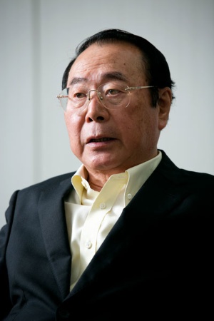 1946年秋田県生まれ。山形大学を卒業後、70年に伊藤忠商事に入社。畜産部長や関連会社プリマハム取締役を経て、99年に食料部門長補佐兼CVS事業部長に。2000年5月にファミリーマートに移り、2002年に代表取締役社長に就任。2013年に代表取締役会長となり、ユニーグループとの経営統合を主導。2016年9月、新しく設立したユニー・ファミリーマートホールディングス(現ファミリーマート)の代表取締役社長に就任。2017年3月から同社取締役相談役。同年5月に取締役を退任。趣味はマージャン、料理、釣り、ゴルフ、読書など。料理の腕前はプロ顔負け。2019年5月末に相談役を退任。(写真:的野弘路)