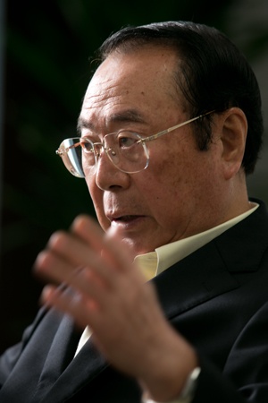 1946年秋田県生まれ。山形大学を卒業後、70年に伊藤忠商事に入社。畜産部長や関連会社プリマハム取締役を経て、99年に食料部門長補佐兼CVS事業部長に。2000年5月にファミリーマートに移り、2002年に代表取締役社長に就任。2013年に代表取締役会長となり、ユニーグループとの経営統合を主導。2016年9月、新しく設立したユニー・ファミリーマートホールディングス(現ファミリーマート)の代表取締役社長に就任。2017年3月から同社取締役相談役。同年5月に取締役を退任。趣味はマージャン、料理、釣り、ゴルフ、読書など。料理の腕前はプロ顔負け。2019年5月末に相談役を退任。(写真:的野弘路)