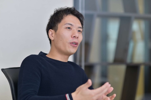 <span class="fontBold">十河宏輔(そごう・こうすけ)氏</span><br>1987年生まれ。2010年日本大学商学部卒業後、マイクロアドに入社。12年ベトナム法人CEOに就任。その後6カ国の同社海外法人のCEOおよびマイクロアド本社の取締役を務める。16年に起業し、シンガポールにAdAsia Holdingsを創業。18年、AdAsia Holdingsなどの親会社となるAnyMind Groupを設立。