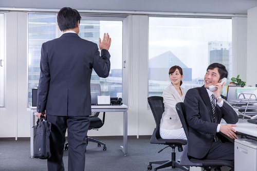 とりわけ出社時と退社時、部下への声がけが大切だ(写真=PIXTA)