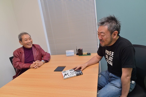 井上篤夫氏(左)と伊藤羊一氏は、約7年前の内モンゴル旅行以来の再会(写真:菊池一郎)