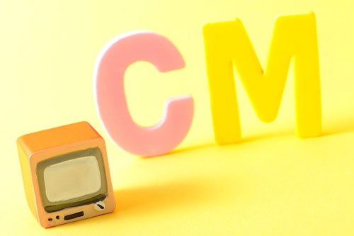 テレビCMを大量に流して消費者の脳裏に商品名を刻む。それが王道だった時代があった(写真:ナオ/PIXTA)