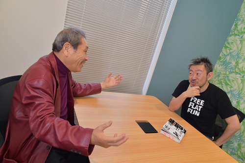 対談中。伊藤羊一氏(右)は、井上篤夫氏(左)の最新刊『孫正義 事業家の精神』を付箋を付けて読み込んで臨んだ(写真:菊池一郎、以下同)