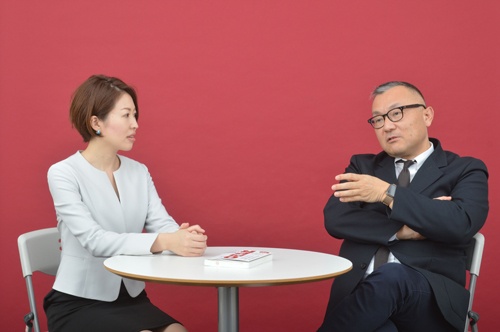 左が笹木郁乃さん、右が野呂エイシロウさん(写真:栗原克己)