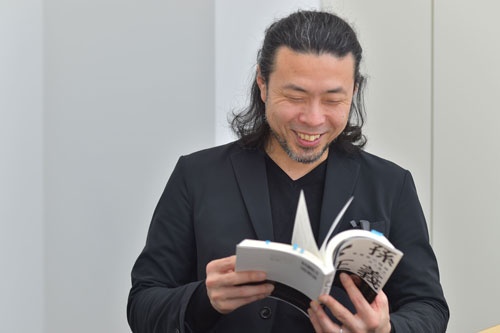 井上さんの著作から、気になった言葉や好きな言葉を選びながら話す鎌利さん(写真:菊池一郎)