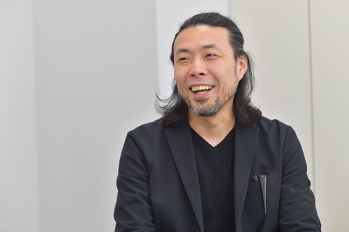 前田鎌利さん。少年時代から、「悪いことなんてとてもできなかった」という理由を明かす(写真:菊池一郎)