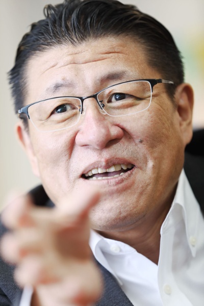 ほしざき・なおひこ 1966年生まれ。早稲田大学卒業後、三井物産に入社。スイスにあるビジネススクール、IMDでMBA取得後、フラー・ジャコー、ブルーノマリなど外資系企業の日本法人トップを務める。2011年からはアパレルメーカー、クレッジの経営再建に手腕を発揮。13年6月メガネスーパーに入社、同年7月から現職。8期連続赤字からのV字回復を果たす(写真/鈴木愛子)