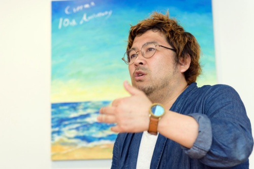 <span class="fontBold">丸林耕太郎(まるばやし・こうたろう)</span><br/ > クリーマ代表取締役社長/クリエイティブディレクター。1979年、横浜市生まれ。慶応義塾大学在学中にプロとして音楽活動に取り組むも、22歳のときに出会った大物経営者から強烈なインスピレーションを受け起業家に。2009年に現在のクリーマを創業。“本当にいいものが埋もれてしまうことのない、フェアで新しい巨大経済圏を確立する”ことを目指しCreemaを立ち上げる。店舗は、「暮らしとクリーマ(二子玉川ライズ S.C.)」「Creema STORE(ルミネ新宿2、札幌ステラプレイス)」がある。16年には海外展開も開始、日本/アジアのクラフト市場に新しいうねりを起こし続けている(写真:山本祐之)
