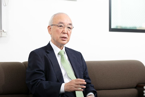 <span class="fontBold">古川國久(ふるかわ・くにひさ)</span><br />シップヘルスケアホールディングス株式会社代表取締役会長CEO。1945年岡山県新見市生まれ。64年、西本産業(現・キヤノンライフケアソリューションズ)入社、92年、同社役員を退任、同年シップコーポレーション(現・シップヘルスケアホールディングス)設立、代表取締役社長就任、トータルパックプロデュース事業を開始。同年グリーンホスピタルサプライ設立、代表取締役社長。2007年、東証1部上場。09年持ち株会社体制に移行(シップヘルスケアホールディングス設立)。14年から現職。趣味は愛犬ソイくん(ボストンテリア)の散歩と金剛山登山。山頂の葛木神社には鳥居を、山道には灯籠を会社から奉納。古川氏の金剛山登頂回数は現在1230回を越えている。16年5月には『SHIP 医療の現場を支え続けるシップヘルスケアグループ成長の軌跡』(日経BPコンサルティング)を発刊(写真:今紀之)