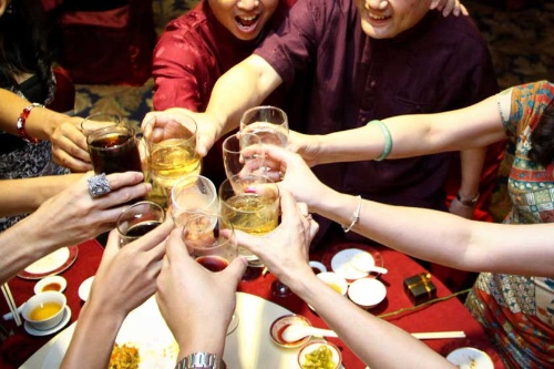 いろいろな人たちを誘い、フランクに酒を酌み交わすのが華僑のスタイル。しかし、酒席での振る舞いはじっくり観察されている（写真：123RF）※写真はイメージです