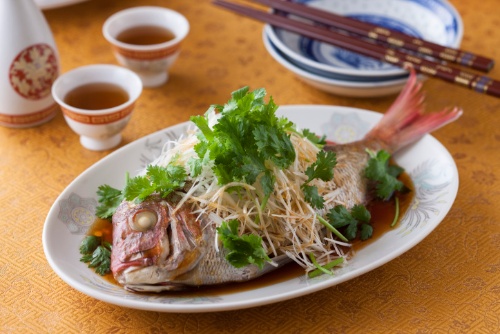 華僑とのビジネスでは接待メニューに込められた「意図」を読み取ることも大切。魚料理で一番格が高いとされるのは白身魚の蒸し料理だ（写真:AFLO）