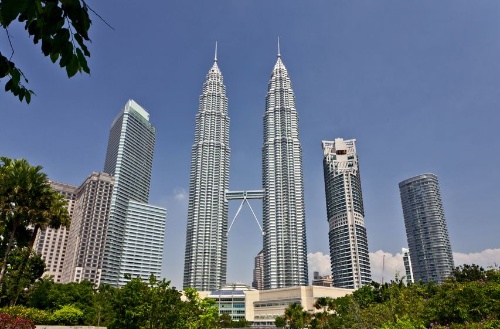 マレーシアの首都・クアラルンプールのペトロナス・ツインタワー。1998年の完成当時、高層ビルとしては世界で最も高いビルだった（写真：123RF）