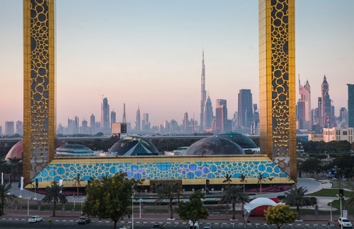 ドバイはアラブ首長国連邦（UAE)を構成している七つの首長国の1つ。石油資源に恵まれているとはいえず、大規模な港湾開発や自由貿易区の設置など独自の大規模インフラ整備を進めてきた（写真：123RF）
