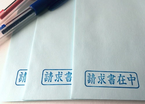 コロナ下で在宅勤務が広がったが、経理の担当者は紙の請求書を処理するために出社している企業が多い(写真はイメージ)(写真:写真AC)