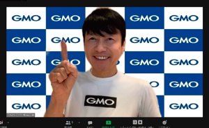 「GMOポーズ」をする熊谷会長兼社長。一番いいサービスを提供することを意味する