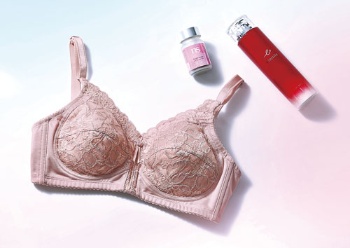 シャルレが扱う繊維製品、化粧品、健康食品。両社には、女性の美と健康に貢献するという共通の目的がある