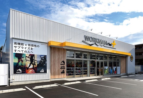 飛躍の原動力になった「ワークマンプラス」。 写真は、路面店1号店の川崎中野島店(川崎市)