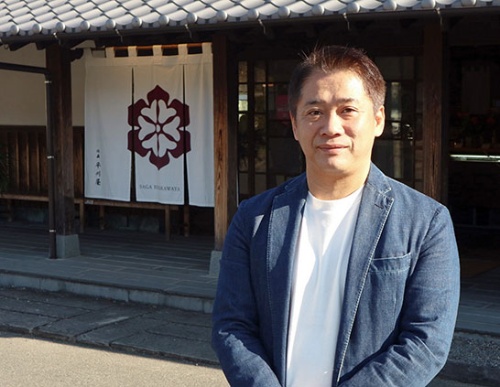 官僚を辞め、新たな出発に備え、とりあえず実家の会社に入社した平川社長。ところが家業は窮境。ここから事業変革が始まった(背景は嬉野店)